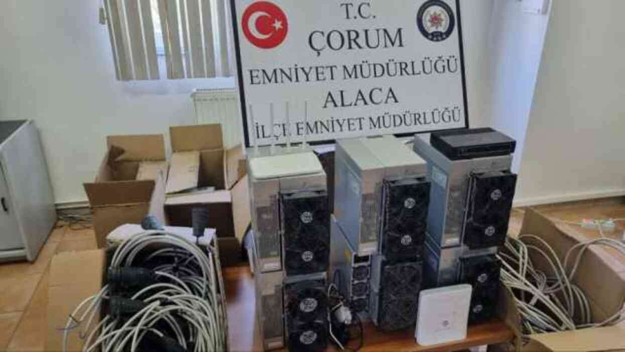 Çorap fabrikasında kaçak elektrikle Bitcoin üretirken yakalandı Çorap fabrikasında kaçak elektrikle Bitcoin üretirken yakalandı