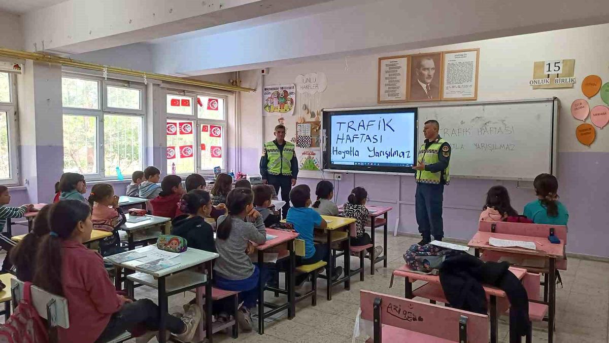 Develi\'de Jandarma ekipleri öğrencilere trafik eğitimi verdi