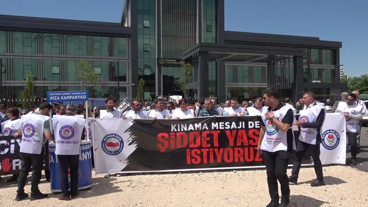 Diyarbakır\'da öğretmenler şiddete karşı iş bıraktı