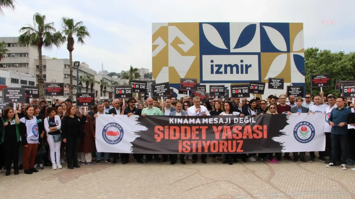 Eğitim-Bir-Sen İzmir 1 No\'lu Şube, Eğitim Çalışanlarına Yönelik Şiddeti Protesto Etti