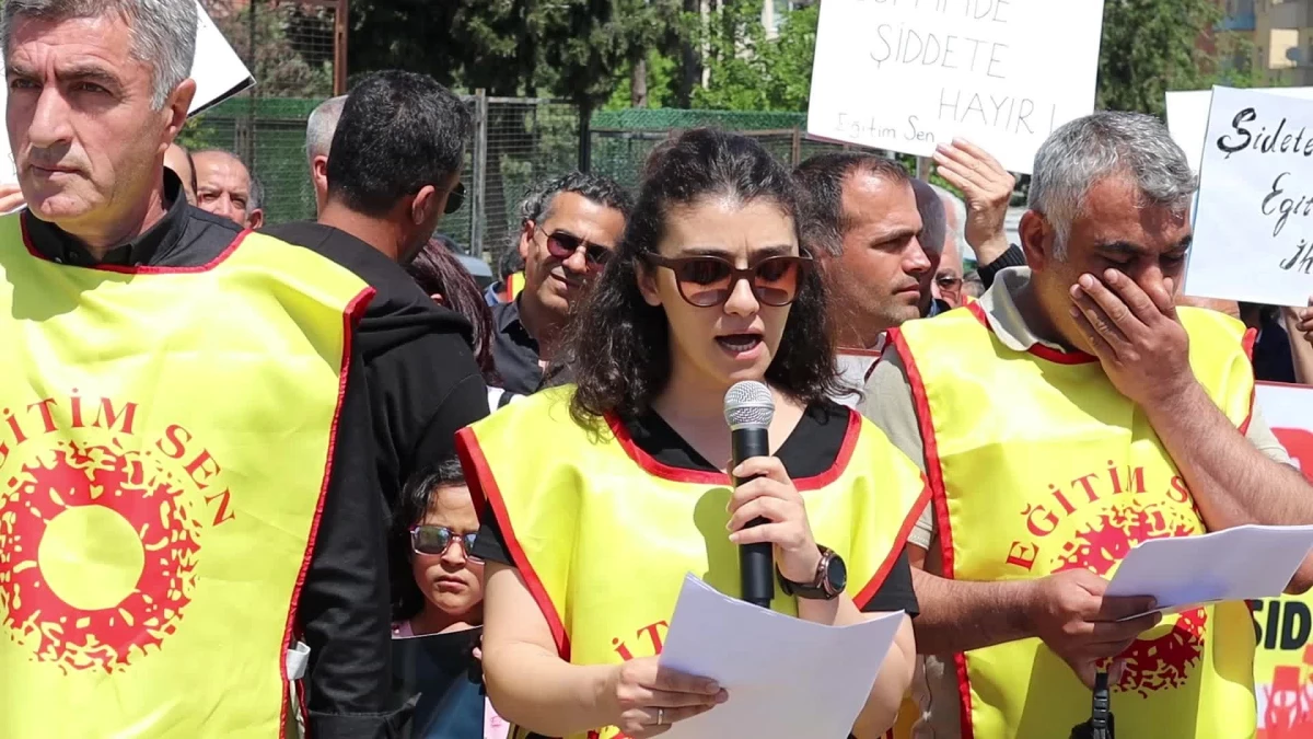 Öğretmenler, İstanbul\'da yaşanan saldırıyı protesto etmek için derslere girmedi