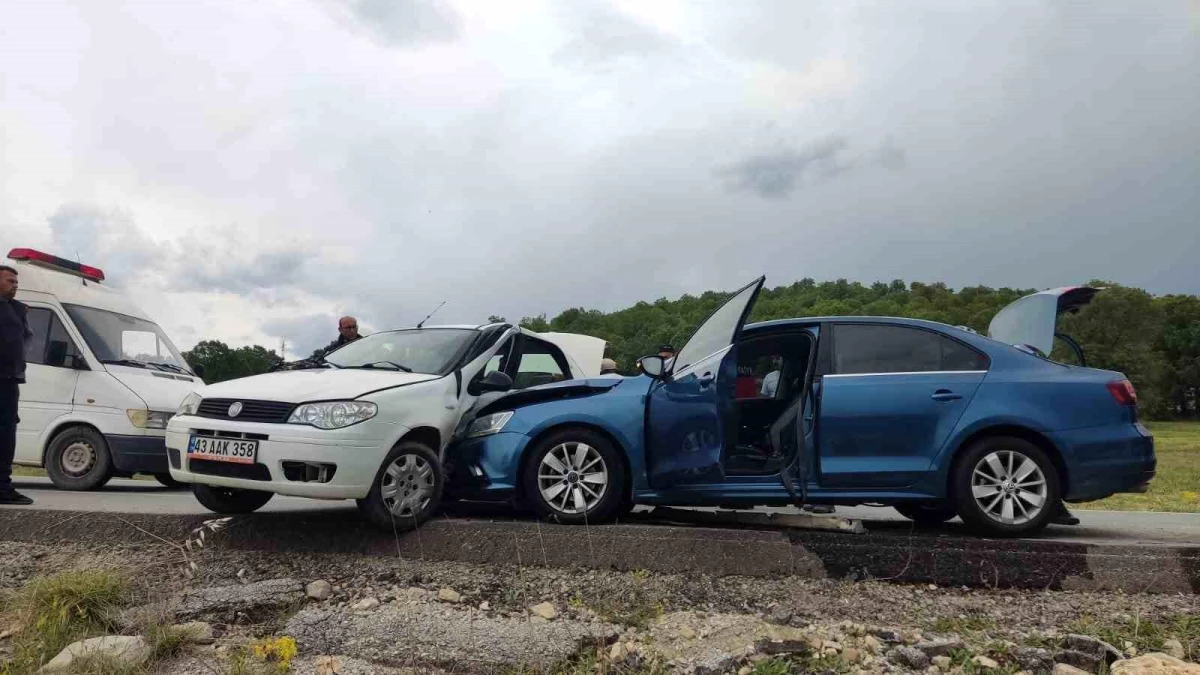Emet-Hisarcık karayolunda çarpışan araçlarda 5 kişi yaralandı