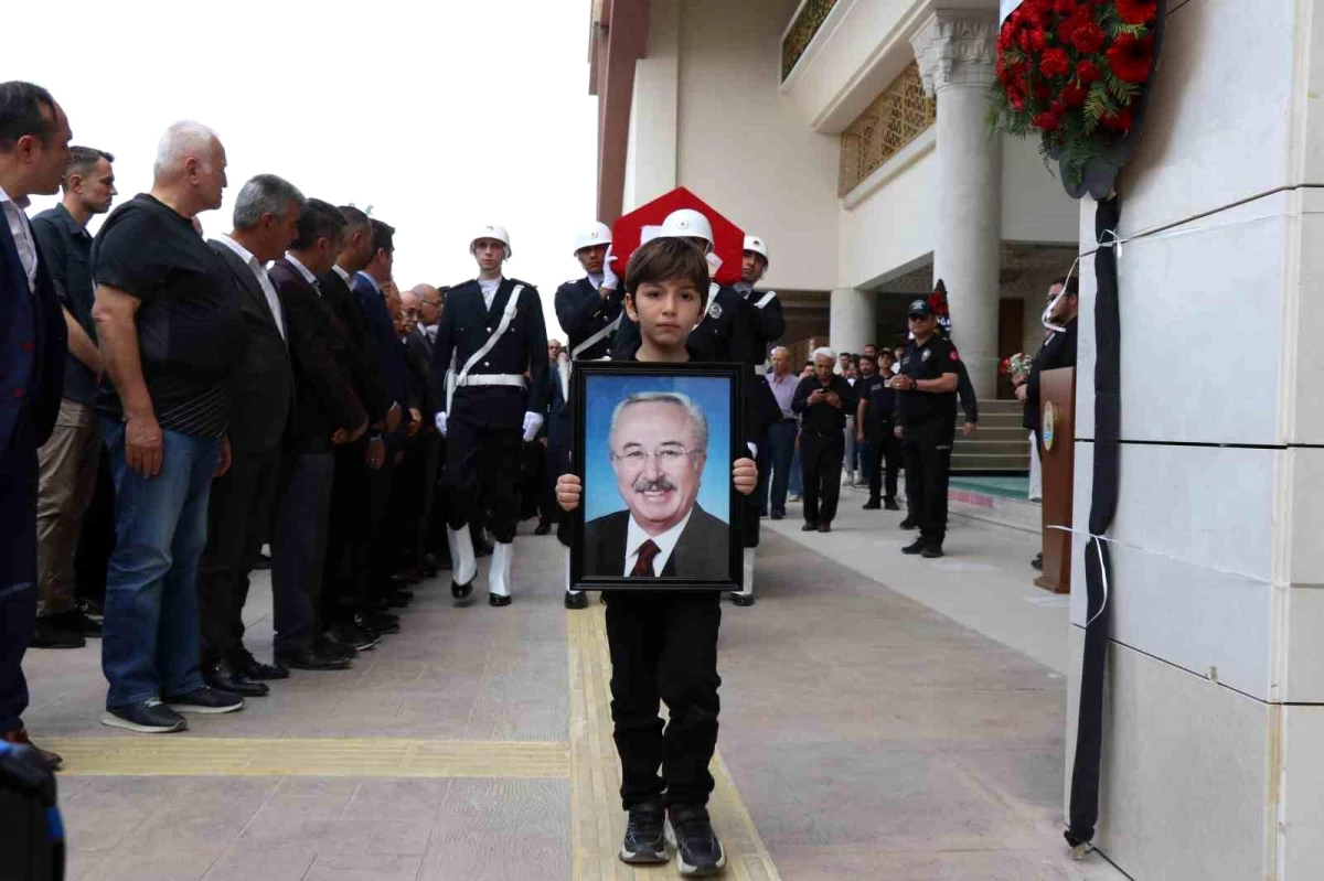 DSP Denizli Milletvekili ve eski Devlet Bakanı Mehmet Kocabatmaz\'ın cenazesi toprağa verildi