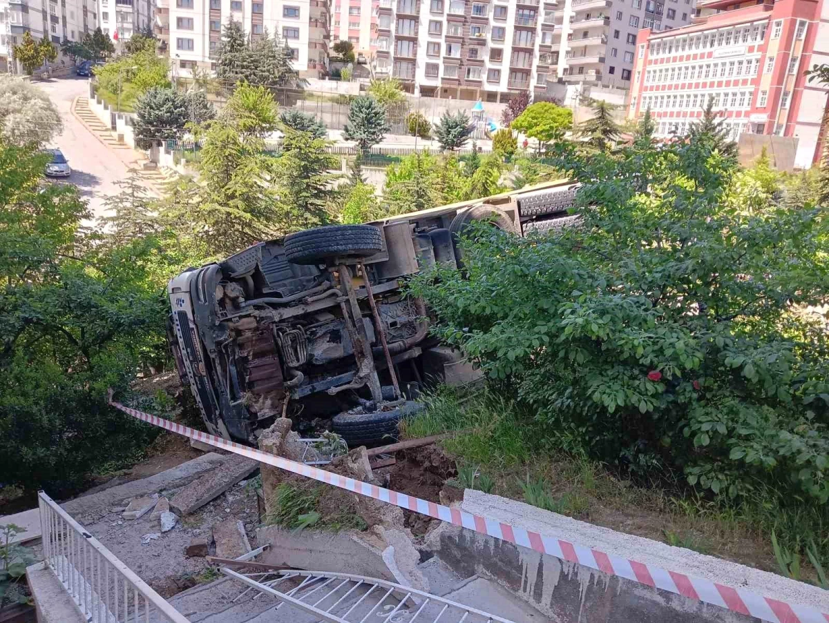 Ankara\'da freni arızalanan kamyon apartmanın bahçesine devrildi