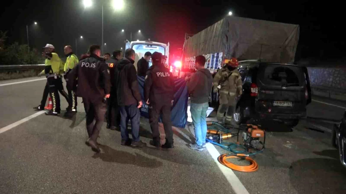 Bursa\'da otobanda arıza yapan tırı fark etmeyen sürücü hayatını kaybetti