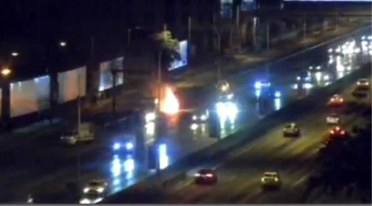 Kadıköy\'de bir otomobil alev alarak yanmaya başladı