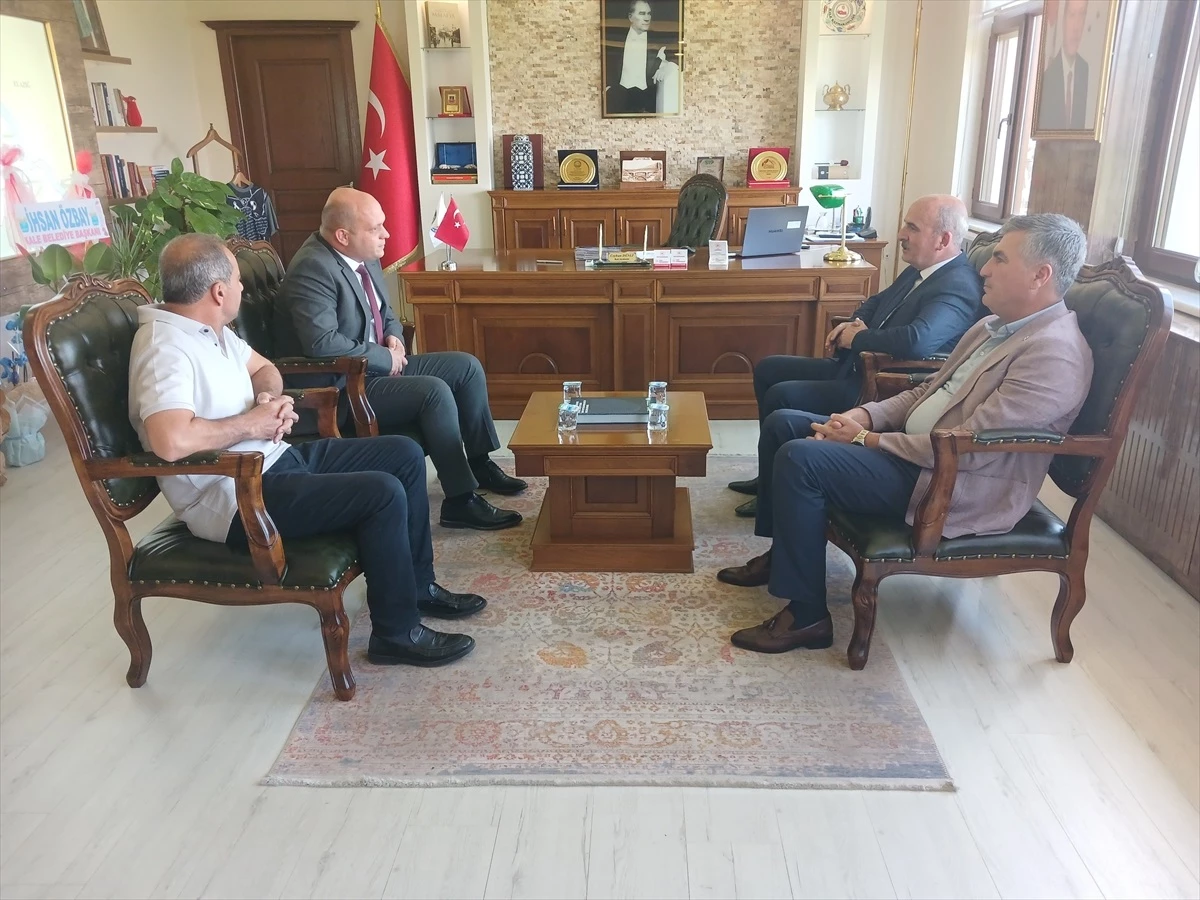 Kale Belediye Başkanı İhsan Özbay, Kaymakam Vekili Ceyhun Denli\'yi ziyaret etti