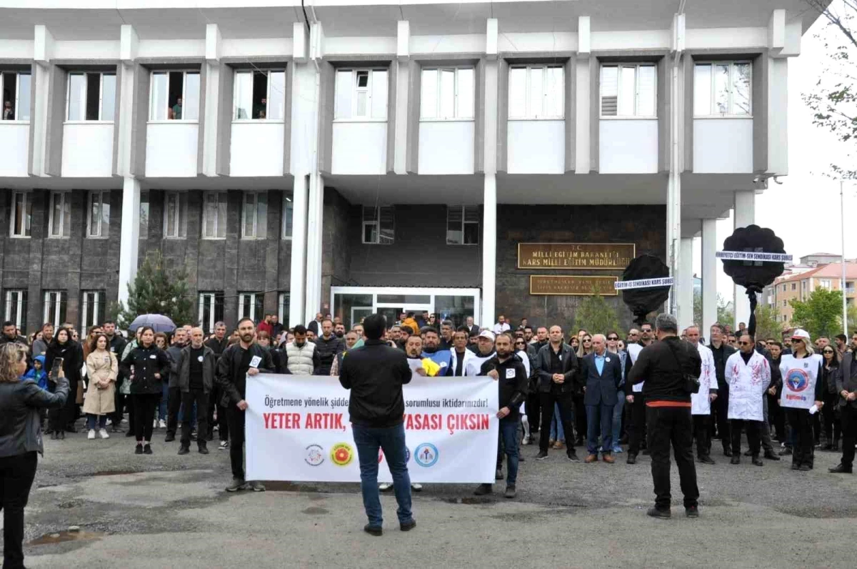 Kars\'ta Öğretmenler İş Bıraktı: Şiddete Hayır!