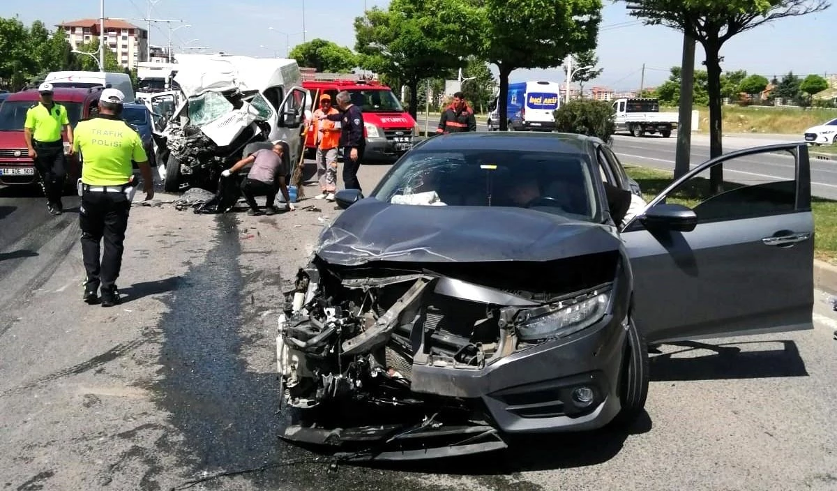 Malatya\'da 3 aracın karıştığı zincirleme trafik kazasında 3 kişi yaralandı