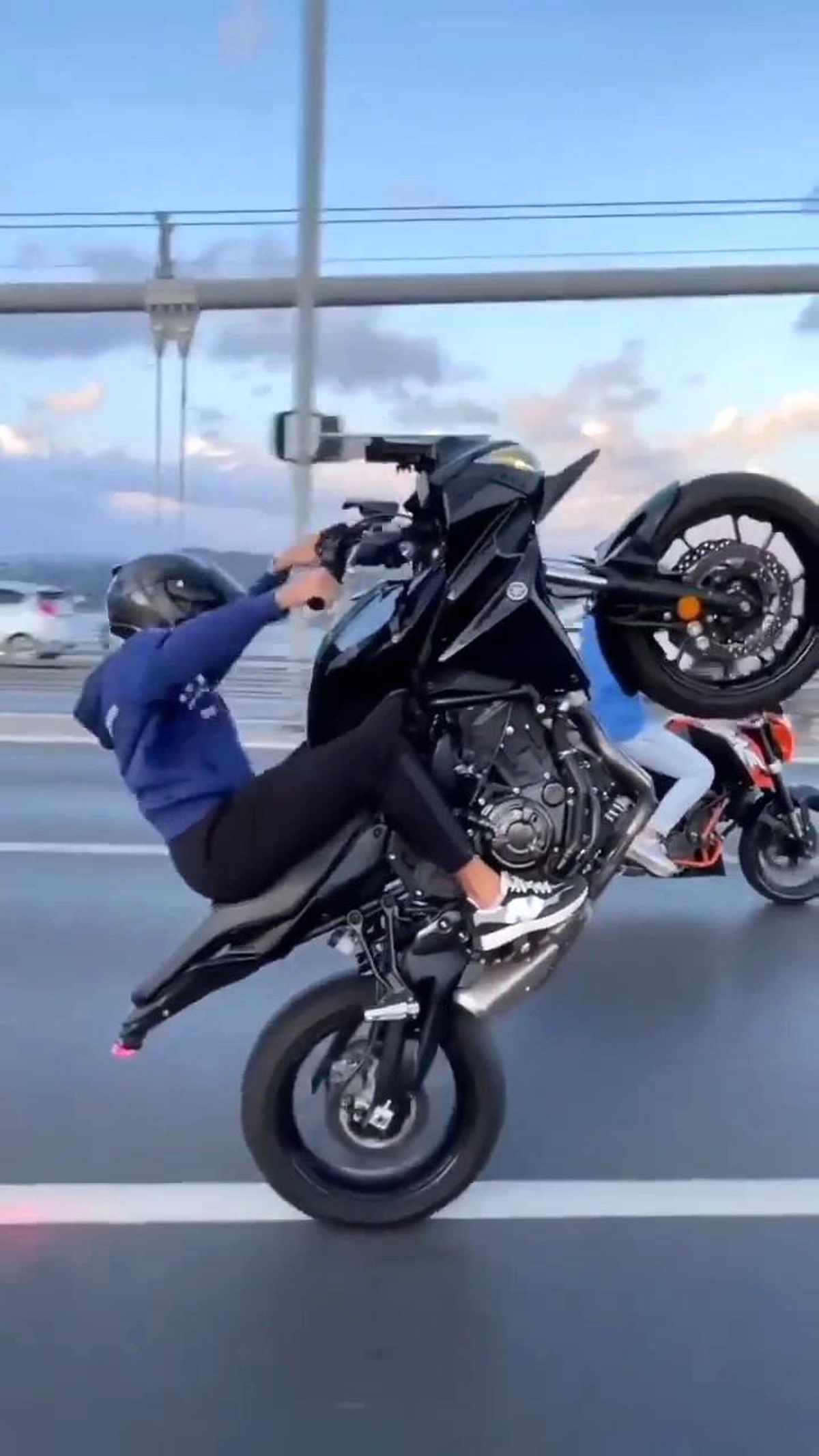 Motosikletli Köprü Üzerinde Tehlikeli Hareketler Yaptı