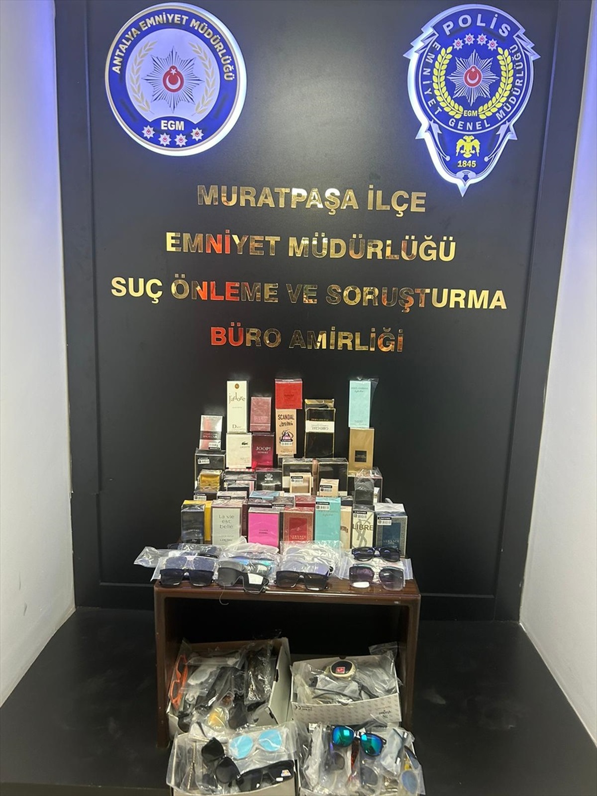 Antalya\'da Kaçak Parfüm ve Gözlükler Ele Geçirildi