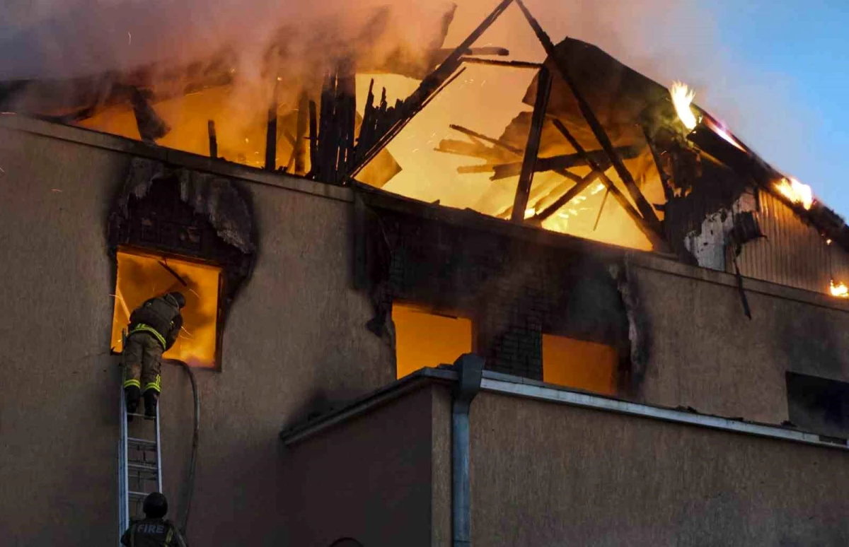 Rusya\'nın Harkov\'a düzenlediği saldırıda 3 evde yangın çıktı