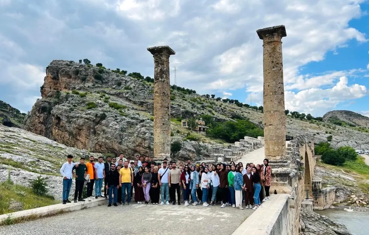 Adıyaman\'ın tarihi yerlerini ziyaret eden öğrenciler