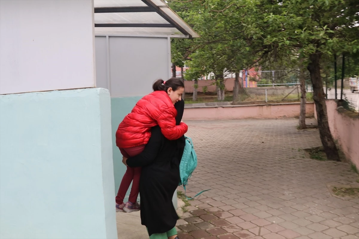 Çankırı\'da Serebral Palsili Kızını Okula Taşıyan Anne
