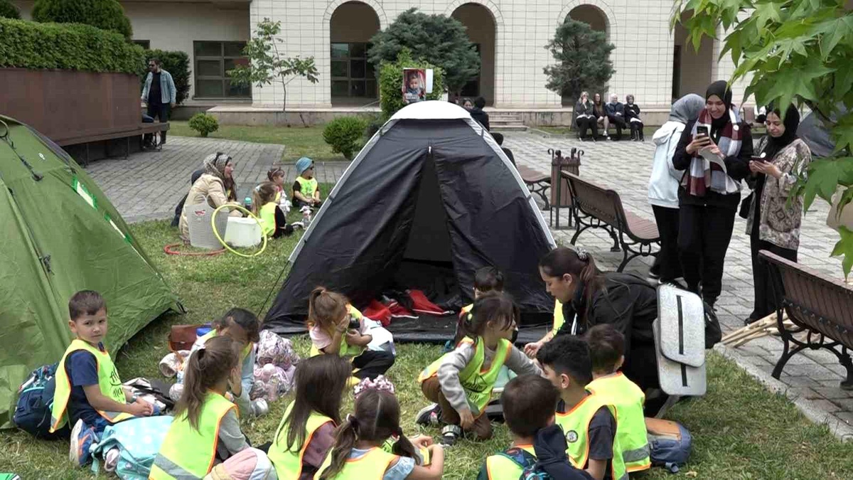 Bursa Teknik Üniversitesi öğrencileri Filistin protestosuna destek veren anaokulu öğrencileriyle buluştu