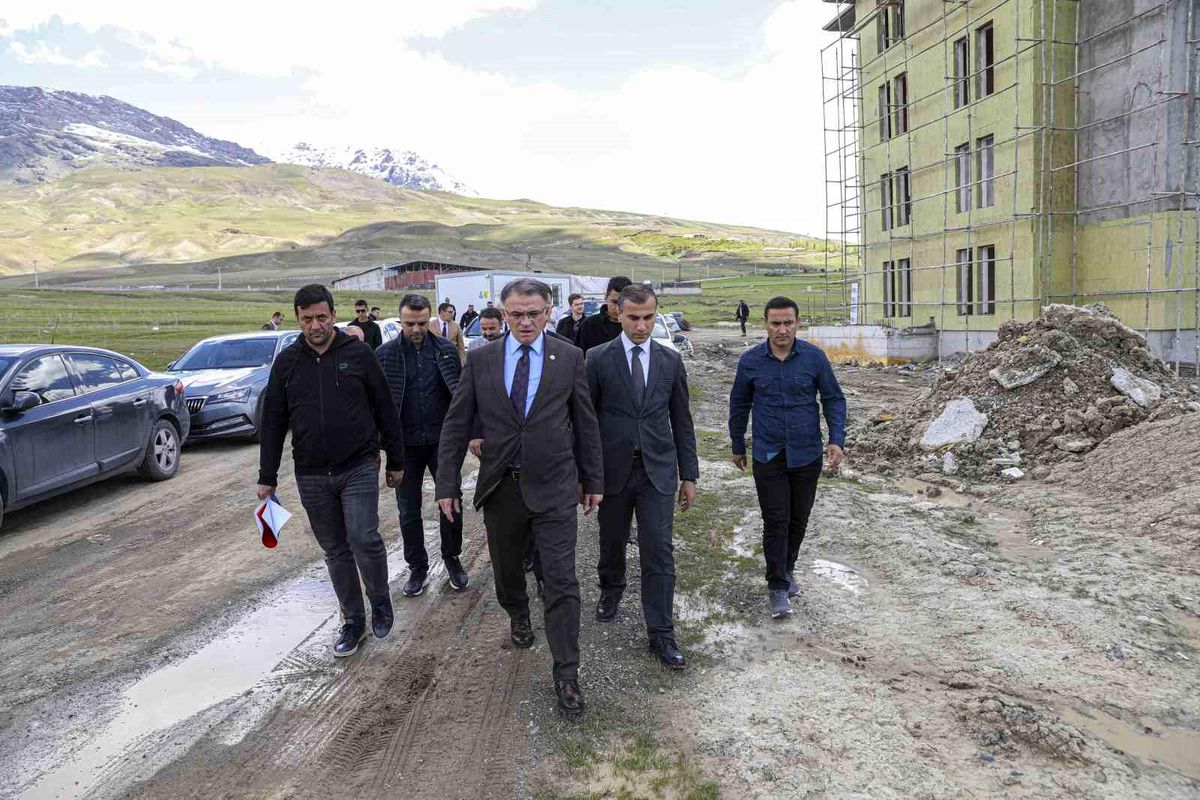 Van Valisi Ozan Balcı, ihtiyaç sahibi kadınlar için yapılan konutların inşaatını inceledi