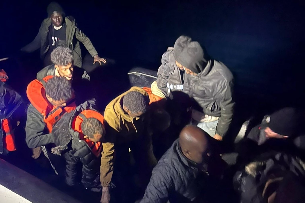 İzmir\'de Yunanistan unsurları tarafından geri itilen 39 düzensiz göçmen kurtarıldı