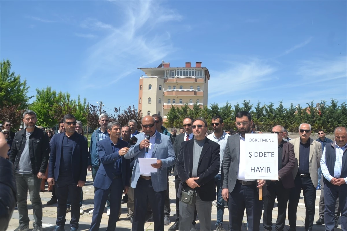 Sivas\'ta Eğitim Sendikaları Öğretmen Cinayetine Tepki Gösterdi