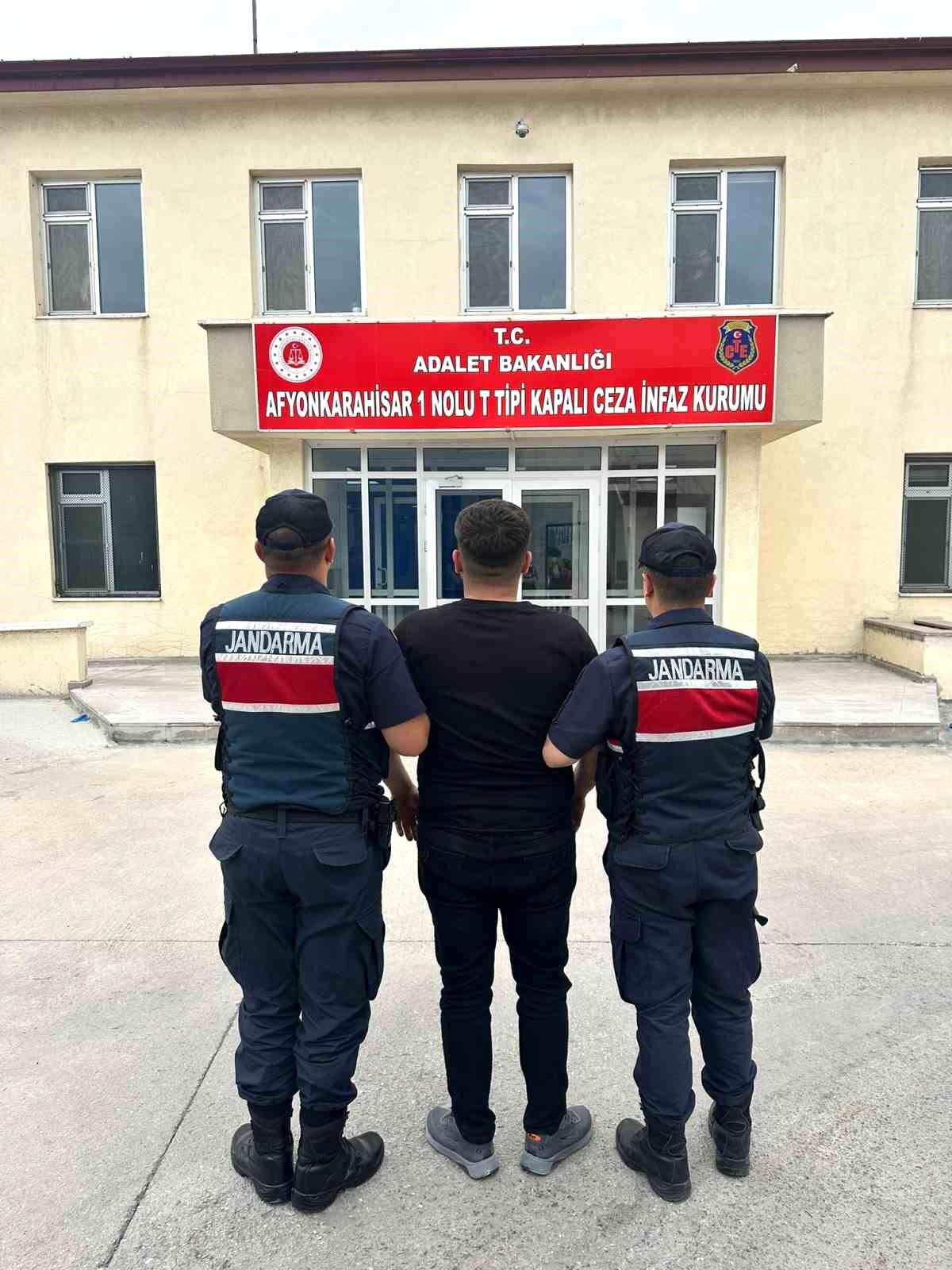 Afyonkarahisar\'da 3 yıl 4 ay hapis cezası ile aranan şahıs jandarma tarafından yakalandı