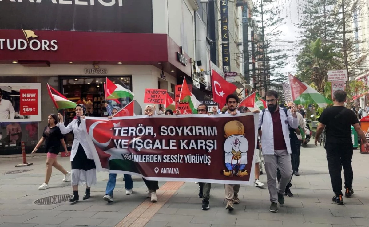 Antalya\'da sağlık çalışanları İsrail\'in Gazze\'ye yönelik saldırılarını protesto etti