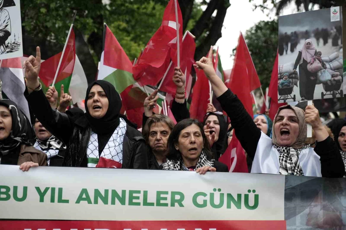 Bursa\'da yüzlerce kişi Filistinli anneler için bir araya geldi