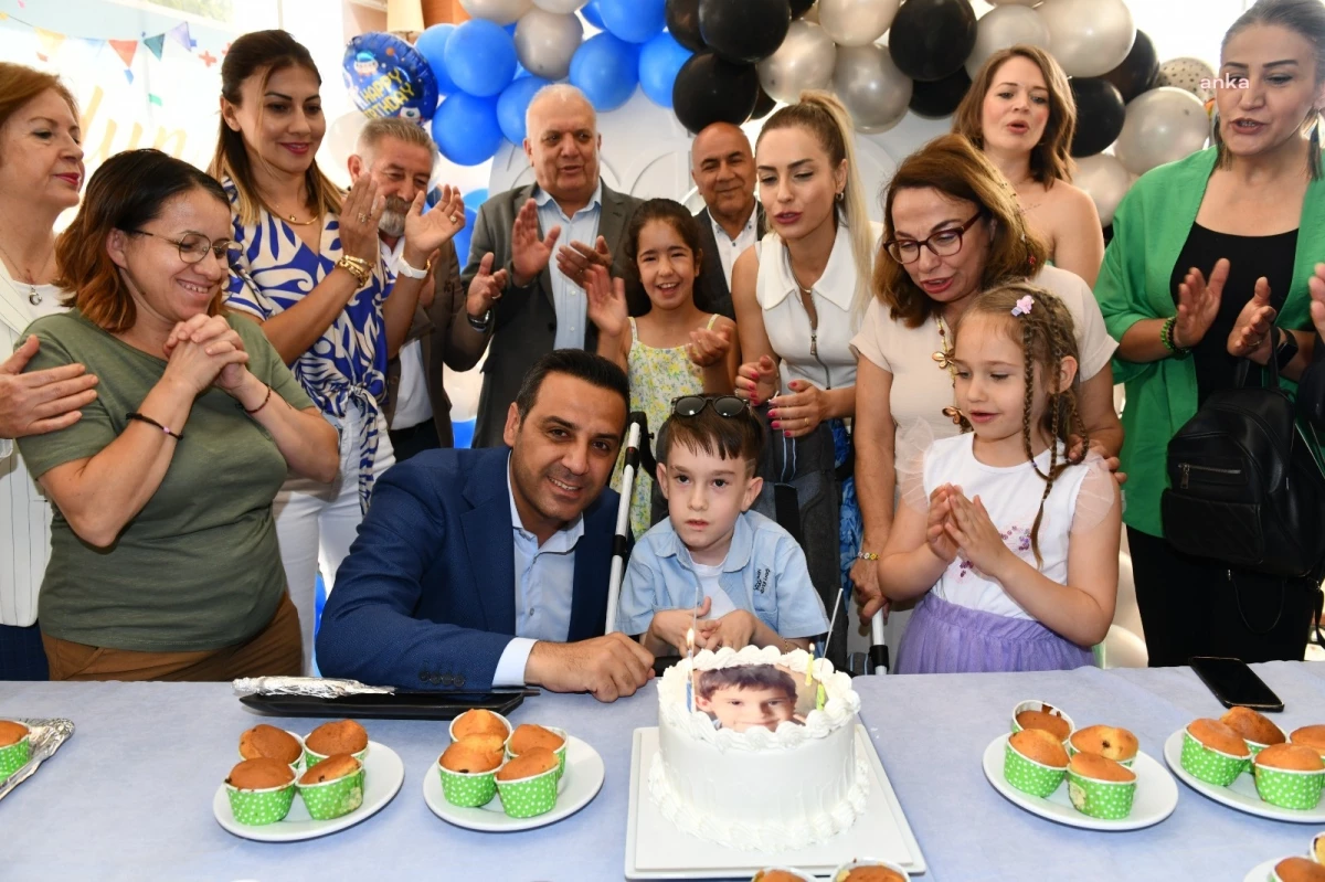 Çiğli Belediye Başkanı Doruk Çukurcu\'ya Sürpriz Doğum Günü Partisi Düzenledi