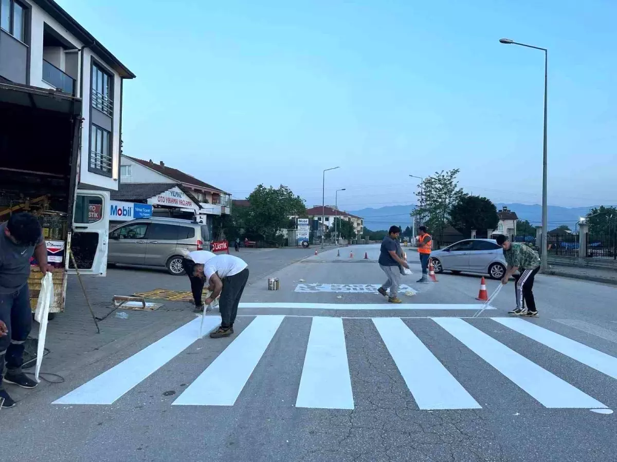 Çilimli Belediyesi Yol Çizgilerini Yeniliyor