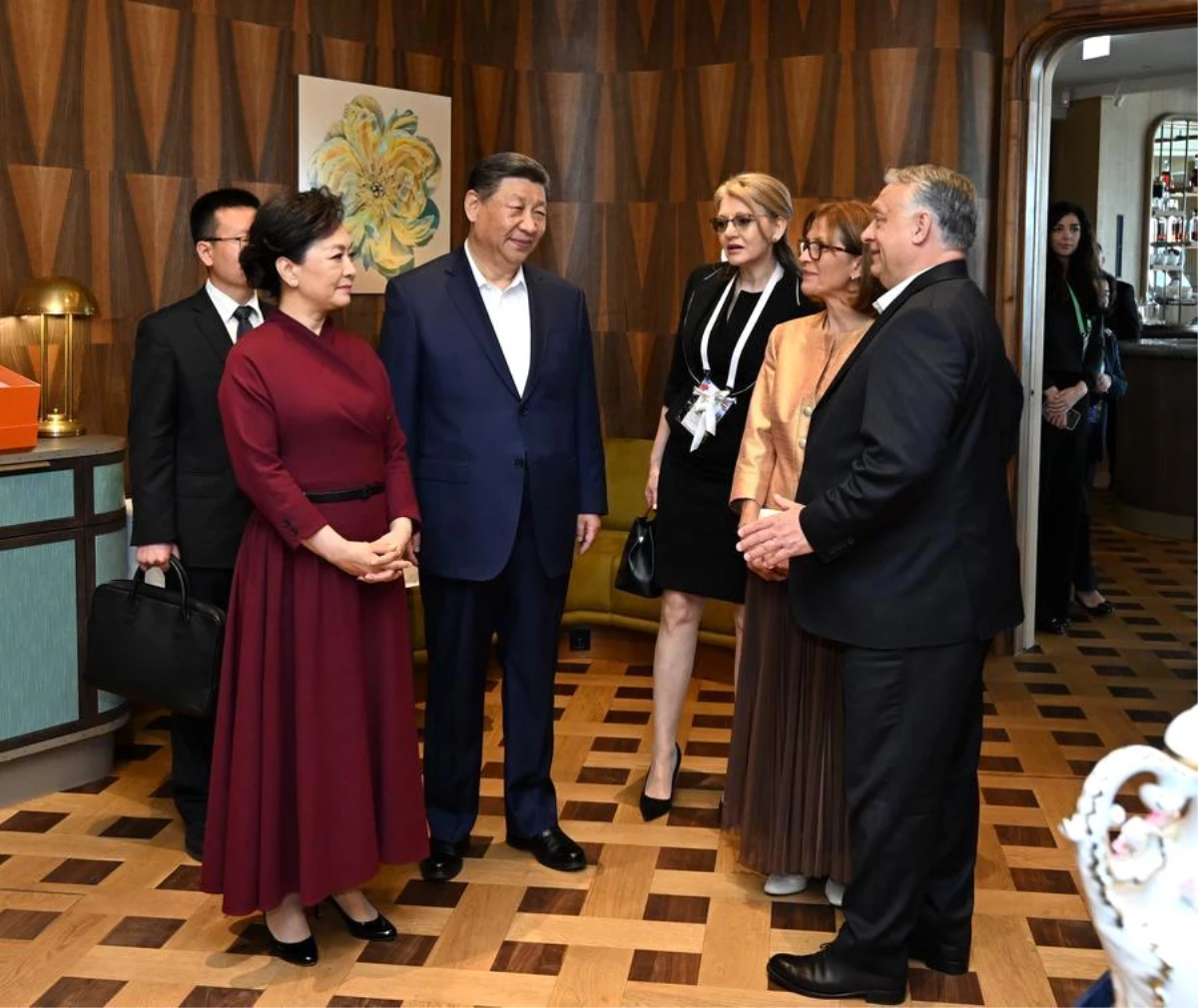 Çin Cumhurbaşkanı Xi Jinping ve eşi Peng Liyuan, Macaristan\'da uğurlama törenine katıldı