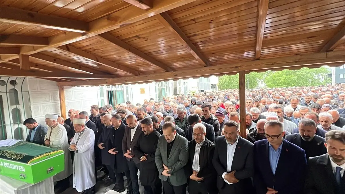 Darıca Belediye Başkanı Muzaffer Bıyık\'ın annesi Fadime Bıyık için cenaze namazı kılındı