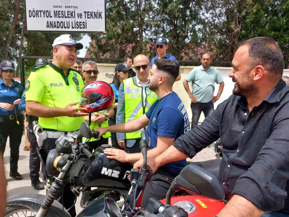 Dörtyol\'da Trafik Haftası etkinliği: Motosiklet sürücülerine kask dağıtıldı