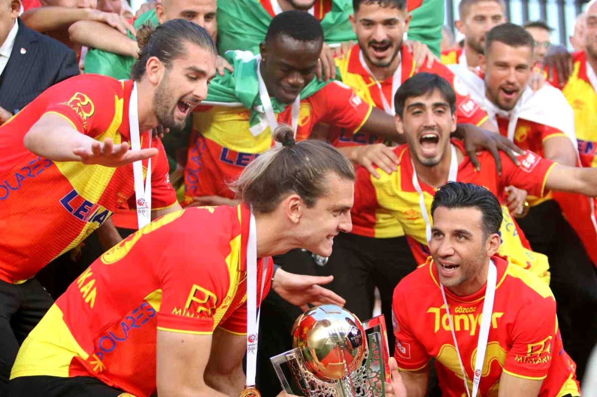 Göztepe, Gürsel Aksel Stadyumu\'nda şampiyonluk kupasını kaldırdı
