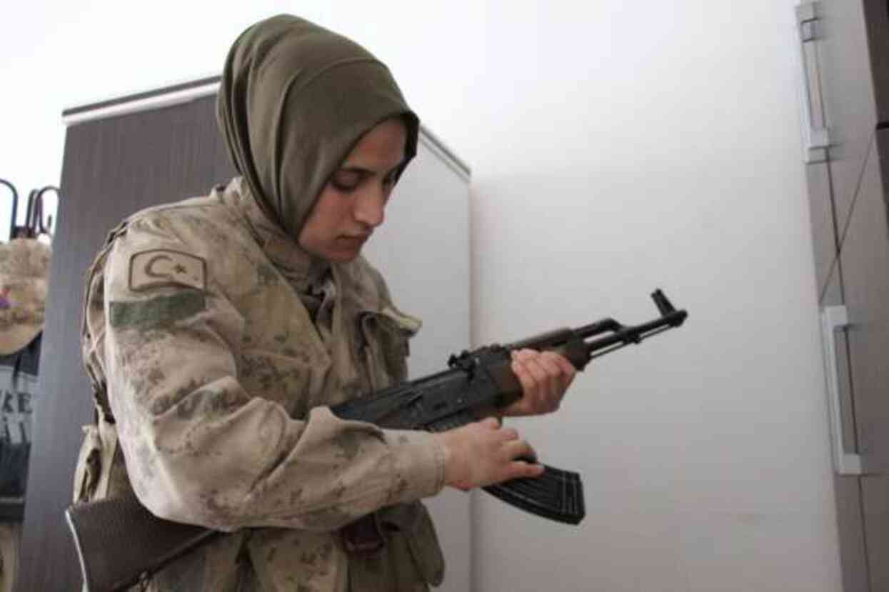 Gündüz evde annelik, akşam ise vatan nöbetinde koruculuk yapıyor Gündüz evde annelik, akşam ise vatan nöbetinde koruculuk yapıyor