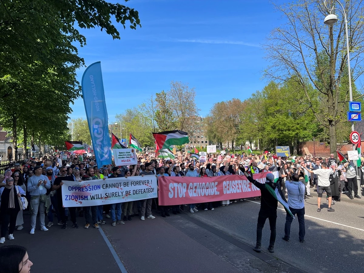 Amsterdam\'da 15 Bin Kişi Nekbe ve İsrail Saldırılarını Protesto Etti