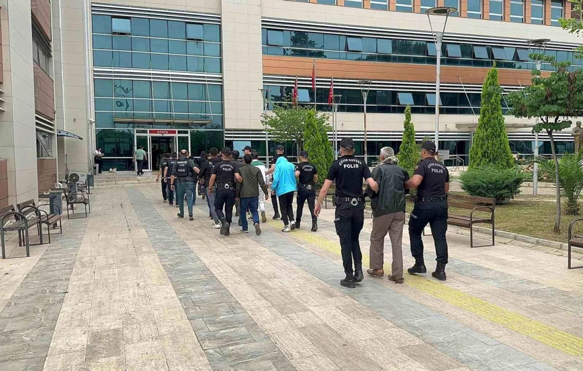 İzmir\'de torbacılara yönelik operasyonda 45 kişi tutuklandı
