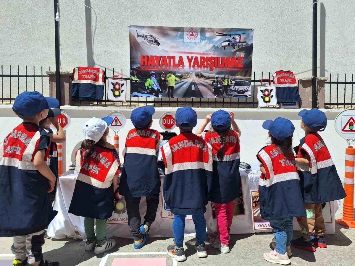 Aydın\'da jandarma ekipleri öğrencilere trafik eğitimi verdi