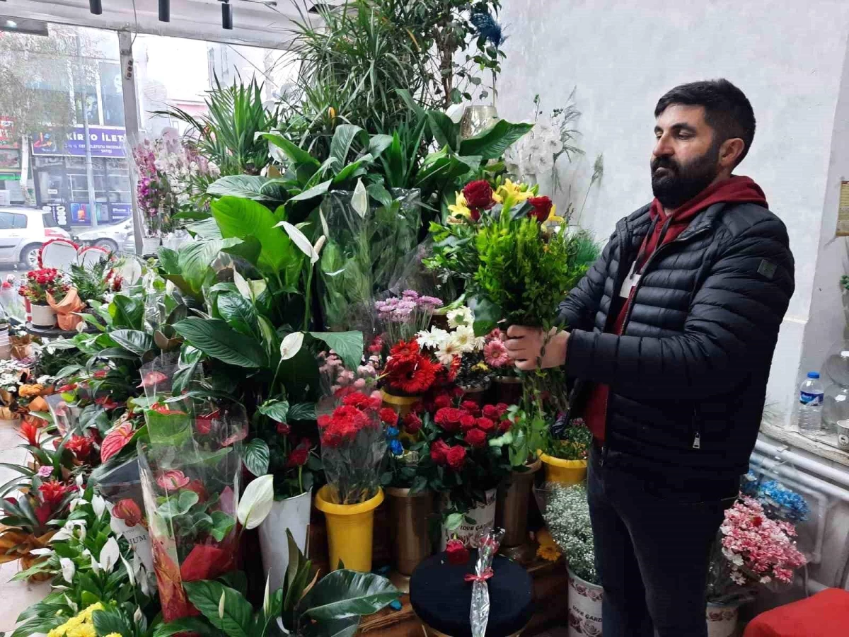Kars\'ta Anneler Günü için çiçekçiler yoğun mesai yapıyor