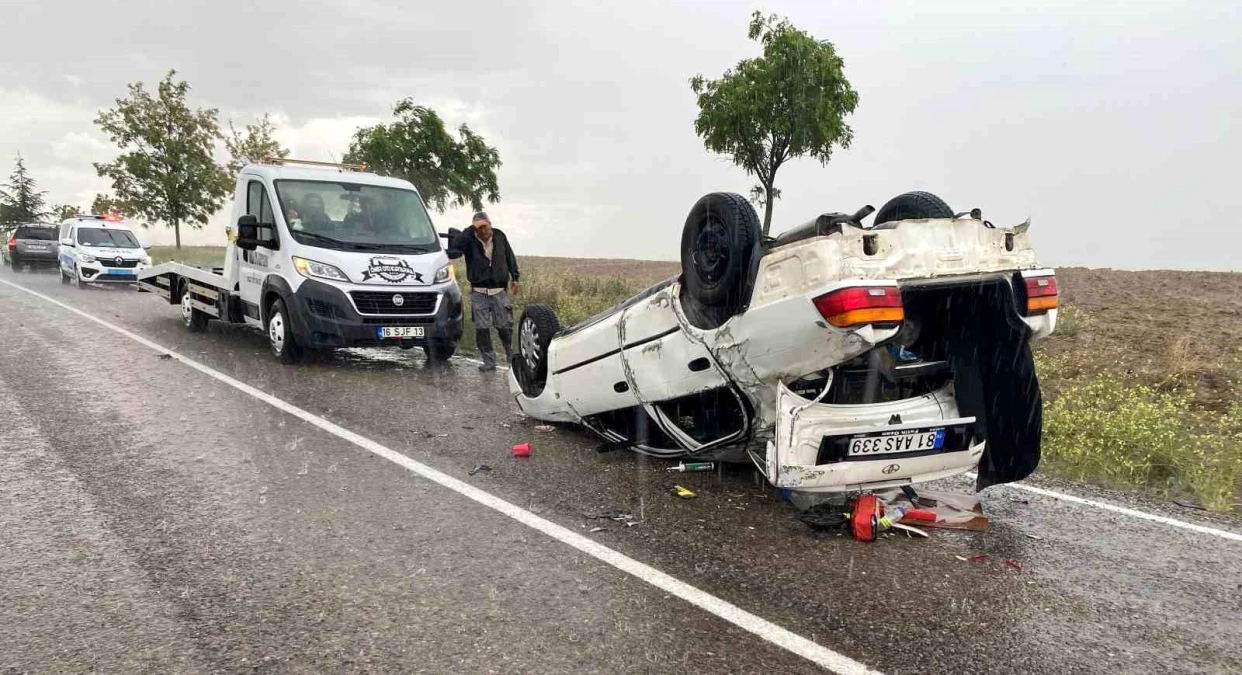 Konya\'da Kontrolden Çıkan Otomobil Takla Attı: 3 Yaralı