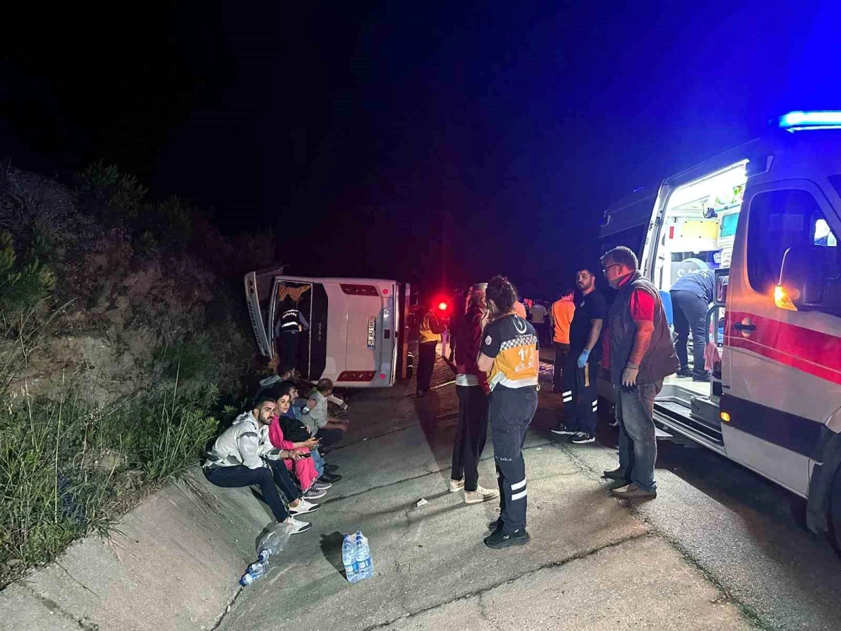 Antalya\'ya geziye giden midibüs Göcek rampalarında kaza yaptı