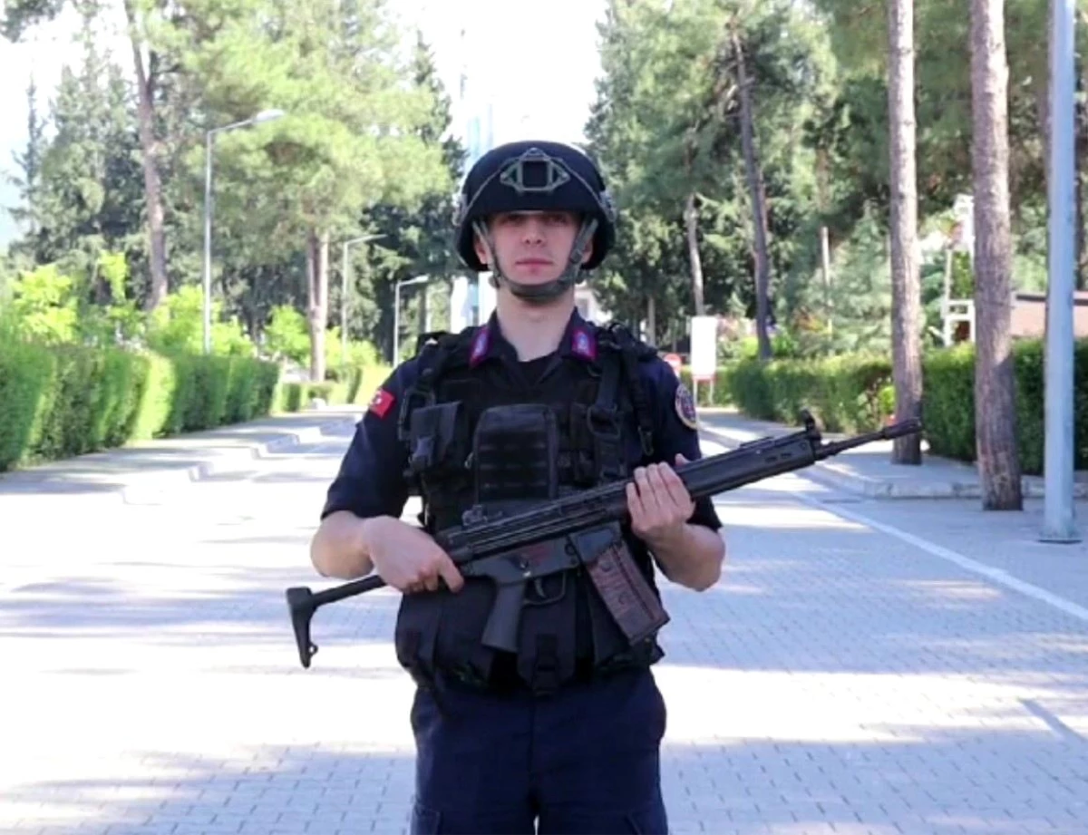 Jandarma Er Oğuzhan Kurt, annesine duygularını anlatan video klip hazırladı