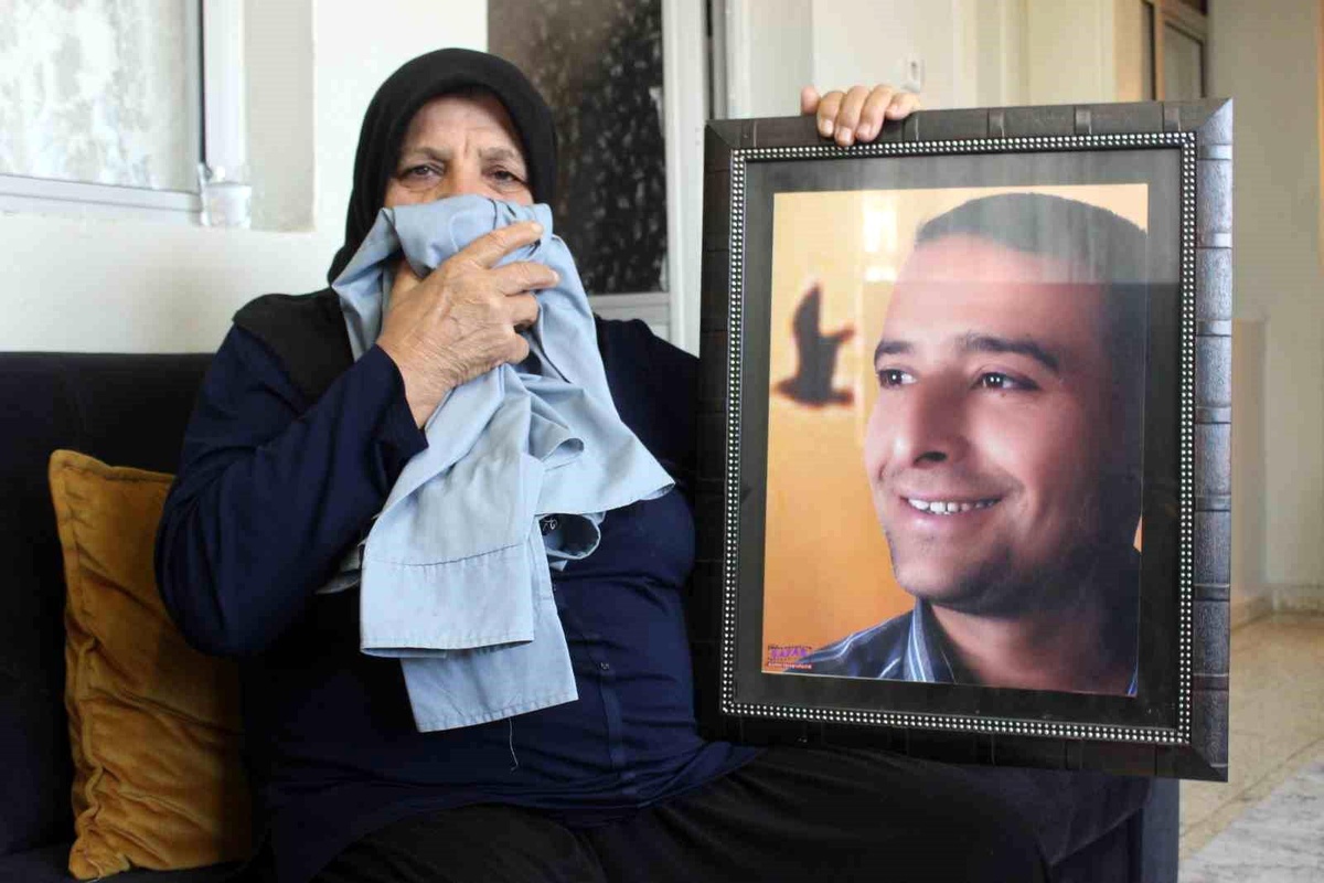 Reyhanlı\'da bombalı saldırıda hayatını kaybeden şehit annesi oğlundan geriye kalan gömleğiyle hasret gideriyor