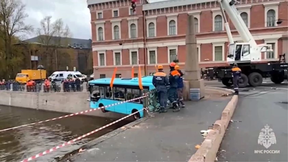 St. Petersburg\'da Yolcu Otobüsü Nehre Düştü: 7 Ölü