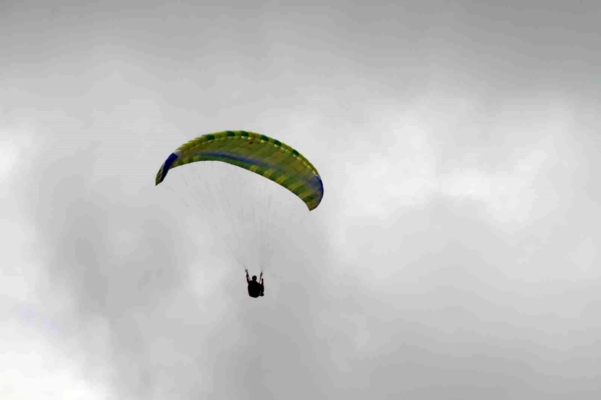 Uşak\'ta Türkiye Yamaç Paraşütü Ege Bölgesi Hedef Yarışması düzenlendi