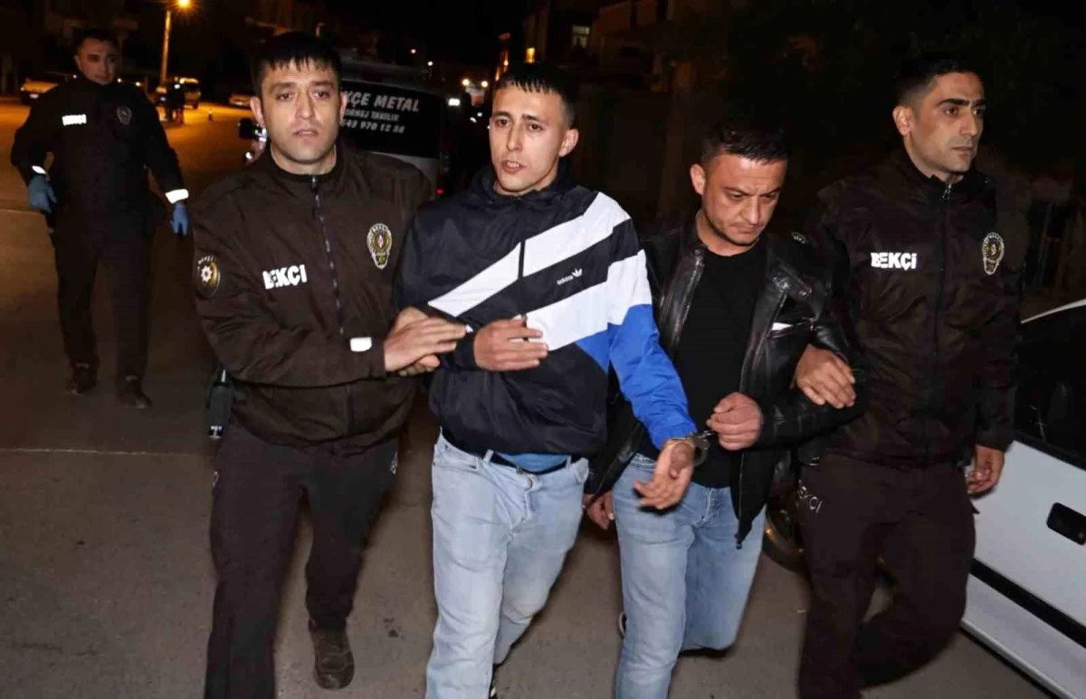 Aksaray\'da polis ile kaçan sürücü arasında kovalamaca yaşandı, poşetten esrar çıktı
