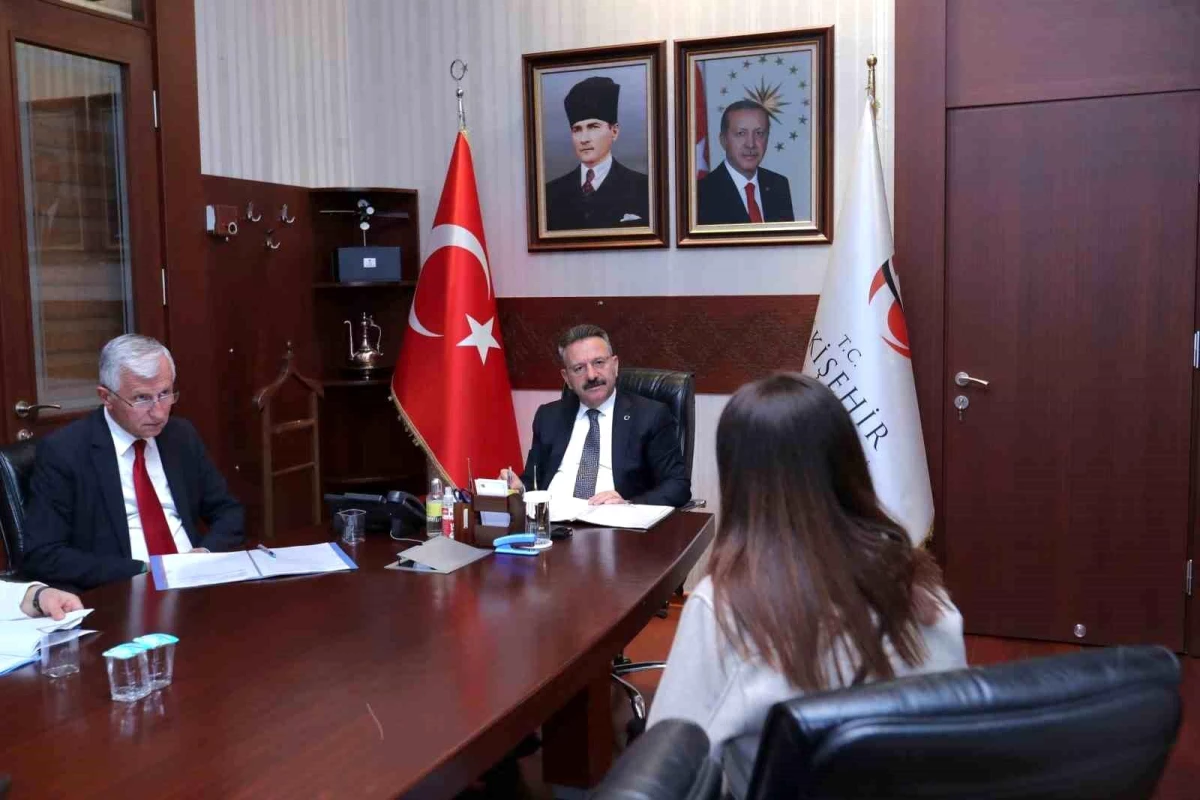 Eskişehir Valisi Hüseyin Aksoy, Halk Günü Toplantısı düzenleyerek vatandaşların sorunlarını çözmek için talimatlar verdi