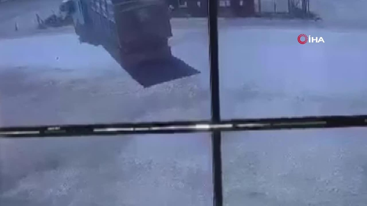 Yaşlı kadının tır altında kaldığı kaza anı kamerada