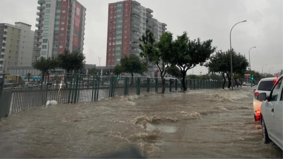 Adana\'da aniden bastıran yağmur sokakları göle çevirdi
