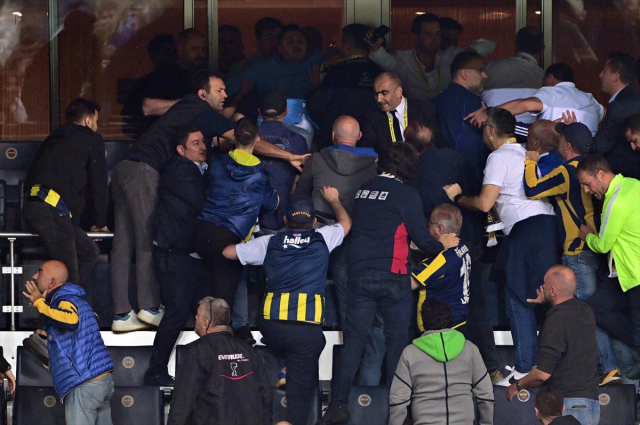 Adaylığını yeni açıklamıştı! Kadıköy'de 'Ali Koç istifa' sesleri