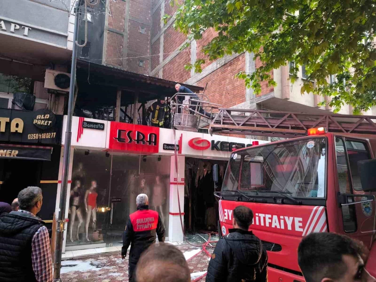 Amasya\'nın Suluova ilçesinde yangında 2 işyeri alev alev yandı