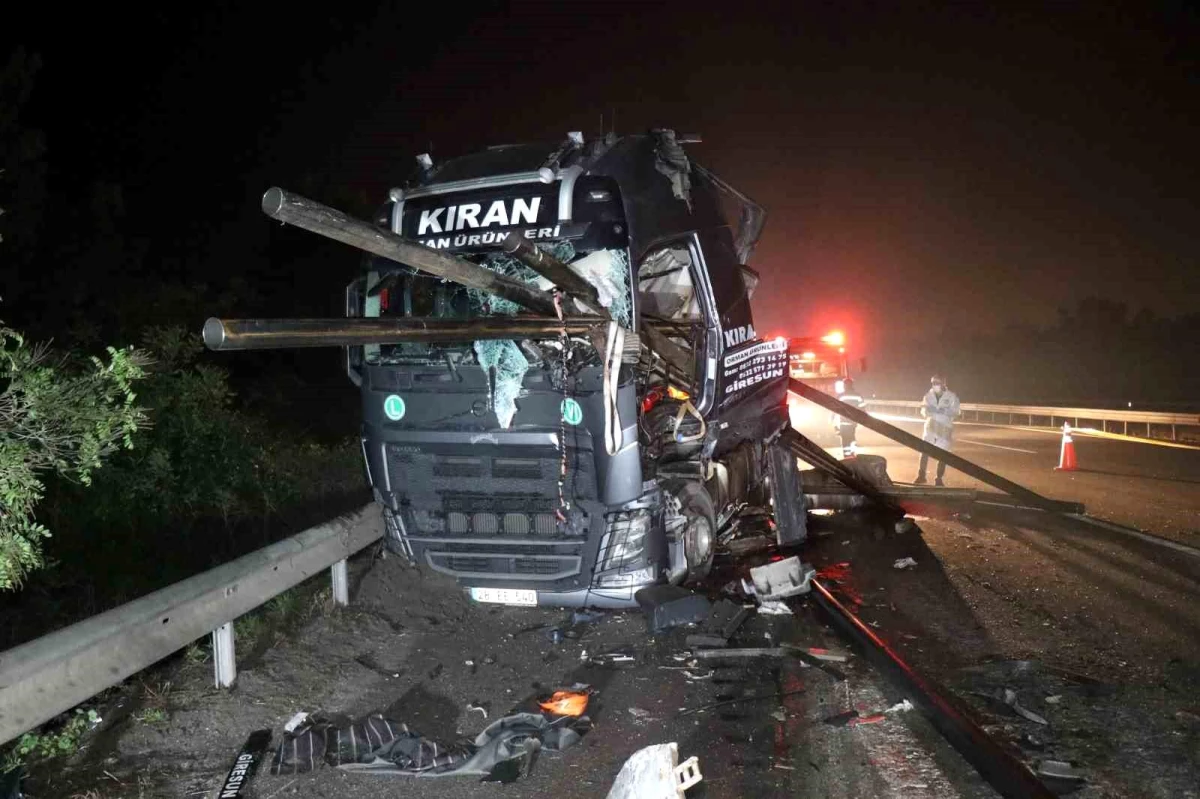 Anadolu Otoyolu\'nda meydana gelen kaza sonucu 2 kişi hayatını kaybetti