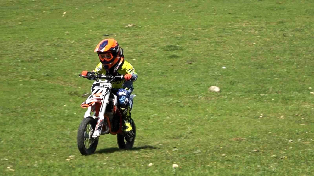 6 Yaşındaki Minik Motokrosçu Şampiyonluk İçin Yarışıyor